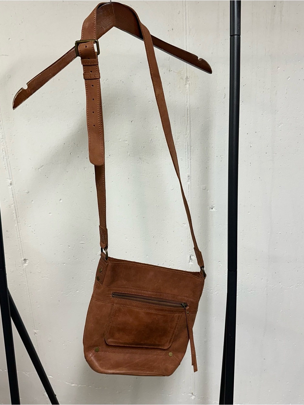 C&C California Tan/Brown Leather Adjustable Shoulder Bag 🐴